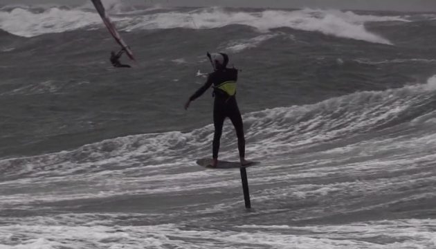  Kite Boarding  Foil Kite dans la tourmante  une video