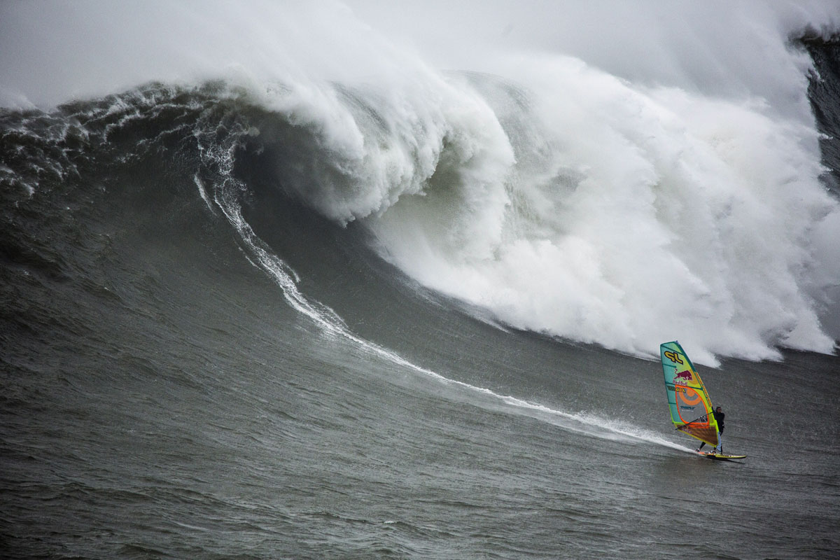  Windsurfing  Jason Polakov AUS in the monster waves of Nazare POR
