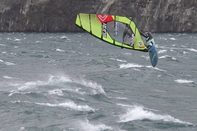  Windsurfing  Winter training on stormy Lake Uri